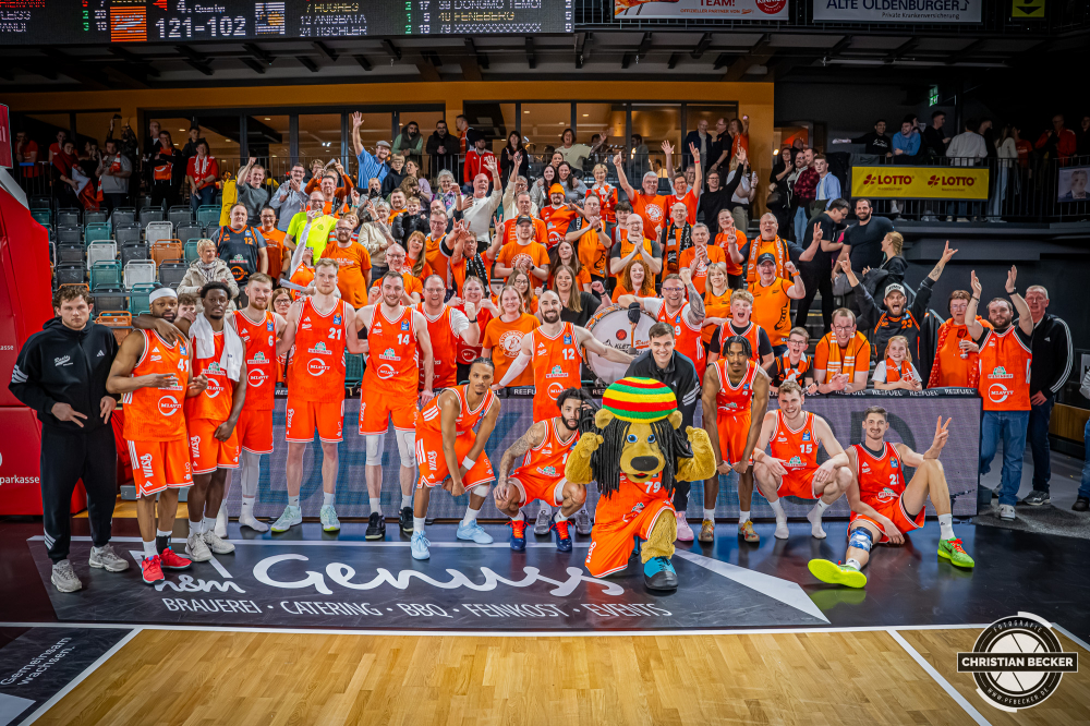 1. Basketball Bundesliga, easyCredit BBL, Saison 2025/2026, Herren, Hauptrunde, 24. Spieltag, 14.03.2026, RASTA Vechta - MHP Riesen Ludwigsburg
Das Team von RASTA Vechta und derren Fans nach der Partie
Schlüsselwörter: 1. Bundesliga;14.03.2026;24. Spieltag;BBL;Basketball;Hauptrunde;Liga;Ludwigsburg;MHP;RASTA;RASTA Dome;RIESEN;Saison 2025/2026;Vechta;easycredit