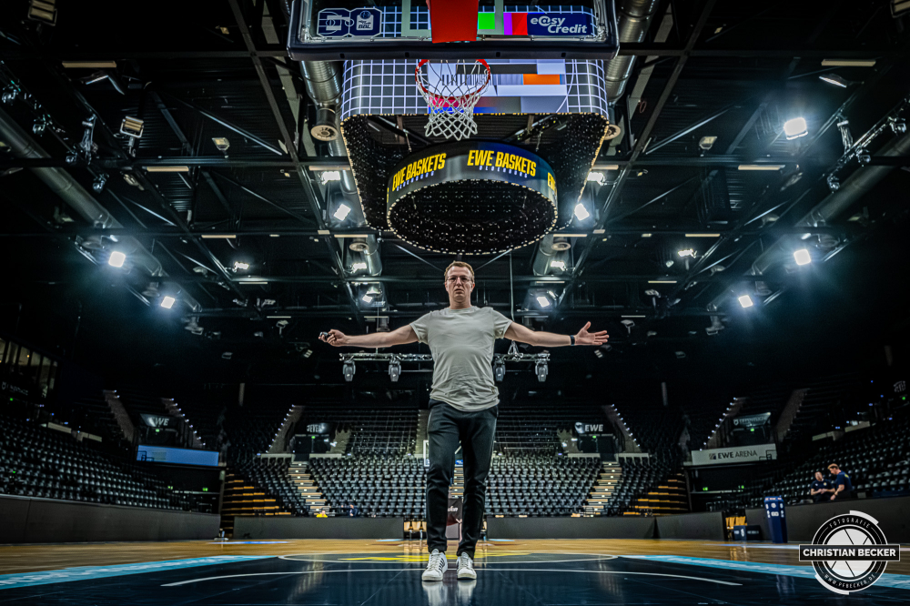 1. Basketball Bundesliga, easyCredit BBL, Saison 2025/2026, Herren, Hauptrunde, 23. Spieltag, 08.03.2026, EWE Baskets Oldenburg - RASTA Vechta
Christian Becker (Teamfotograf - RASTA Vechta) vor der Partie
Schlüsselwörter: 08.03.2026;1. Bundesliga;23. Spieltag;BBL;Basketball;Baskets;EWE;EWE Arena;Hauptrunde;Liga;Oldenburg;RASTA;Saison 2025/2026;Vechta;easycredit