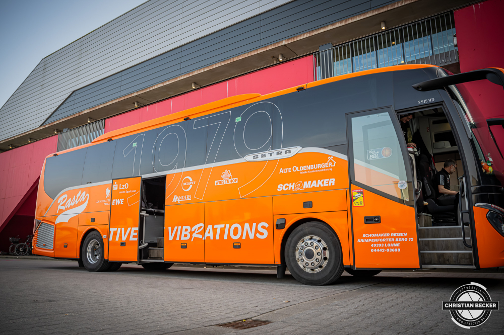 1. Basketball Bundesliga, easyCredit BBL, Saison 2025/2026, Herren, Hauptrunde, 23. Spieltag, 08.03.2026, EWE Baskets Oldenburg - RASTA Vechta
Der Teambus von RASTA Vechta
Schlüsselwörter: 08.03.2026;1. Bundesliga;23. Spieltag;BBL;Basketball;Baskets;EWE;EWE Arena;Hauptrunde;Liga;Oldenburg;RASTA;Saison 2025/2026;Vechta;easycredit