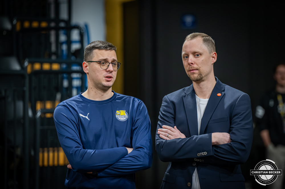 1. Basketball Bundesliga, easyCredit BBL, Saison 2025/2026, Herren, Hauptrunde, 23. Spieltag, 08.03.2026, EWE Baskets Oldenburg - RASTA Vechta
Lazar Spasic (Head-Coach - EWE Baskets Oldenburg) im Gespr&auml;ch mit Christian Held (Head-Coach - RASTA Vechta)
Schlüsselwörter: 08.03.2026;1. Bundesliga;23. Spieltag;BBL;Basketball;Baskets;EWE;EWE Arena;Hauptrunde;Liga;Oldenburg;RASTA;Saison 2025/2026;Vechta;easycredit