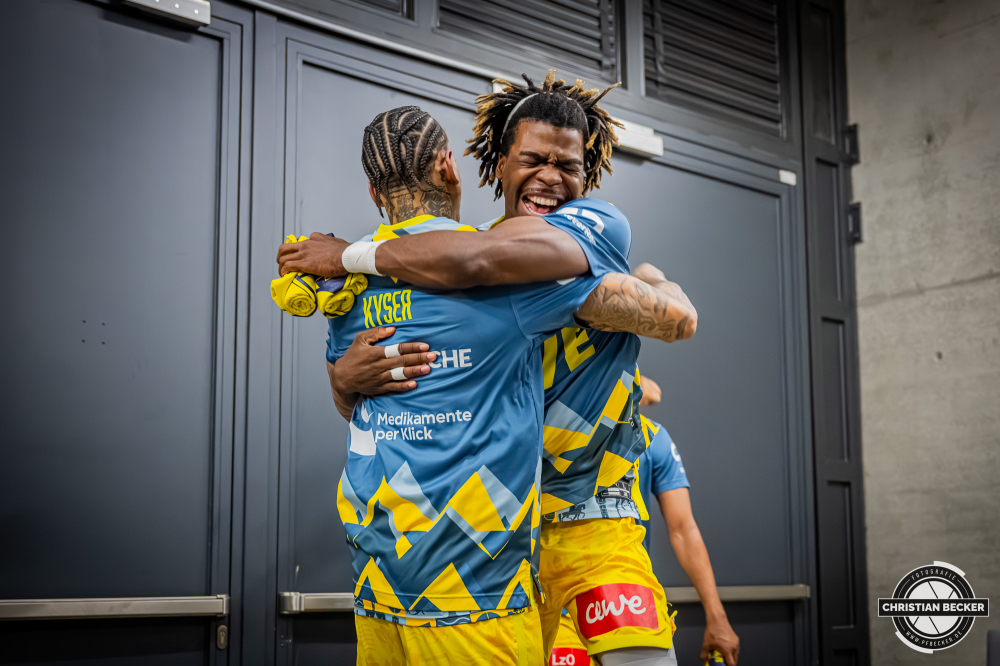 1. Basketball Bundesliga, easyCredit BBL, Saison 2025/2026, Herren, Hauptrunde, 23. Spieltag, 08.03.2026, EWE Baskets Oldenburg - RASTA Vechta
Michale Kyser (#12 - EWE Baskets Oldenburg) und Ralph Hounnou (#5 - EWE Baskets Oldenburg) vor der Partie
Schlüsselwörter: 08.03.2026;1. Bundesliga;23. Spieltag;BBL;Basketball;Baskets;EWE;EWE Arena;Hauptrunde;Liga;Oldenburg;RASTA;Saison 2025/2026;Vechta;easycredit