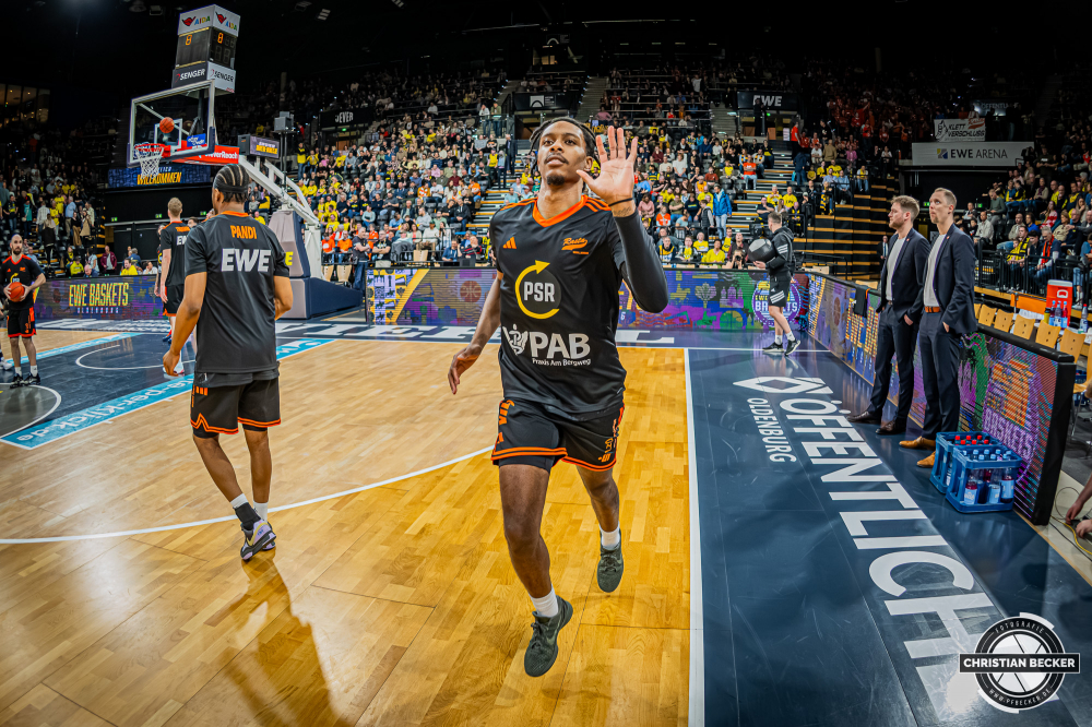 1. Basketball Bundesliga, easyCredit BBL, Saison 2025/2026, Herren, Hauptrunde, 23. Spieltag, 08.03.2026, EWE Baskets Oldenburg - RASTA Vechta
Malik Parsons (#3 - RASTA Vechta) vor der Partie
Schlüsselwörter: 08.03.2026;1. Bundesliga;23. Spieltag;BBL;Basketball;Baskets;EWE;EWE Arena;Hauptrunde;Liga;Oldenburg;RASTA;Saison 2025/2026;Vechta;easycredit