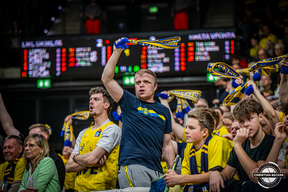 1. Basketball Bundesliga, easyCredit BBL, Saison 2025/2026, Herren, Hauptrunde, 23. Spieltag, 08.03.2026, EWE Baskets Oldenburg - RASTA Vechta
Die Fans der EWE Baskets Oldenburg w&auml;hrend der Partie
Schlüsselwörter: 08.03.2026;1. Bundesliga;23. Spieltag;BBL;Basketball;Baskets;EWE;EWE Arena;Hauptrunde;Liga;Oldenburg;RASTA;Saison 2025/2026;Vechta;easycredit