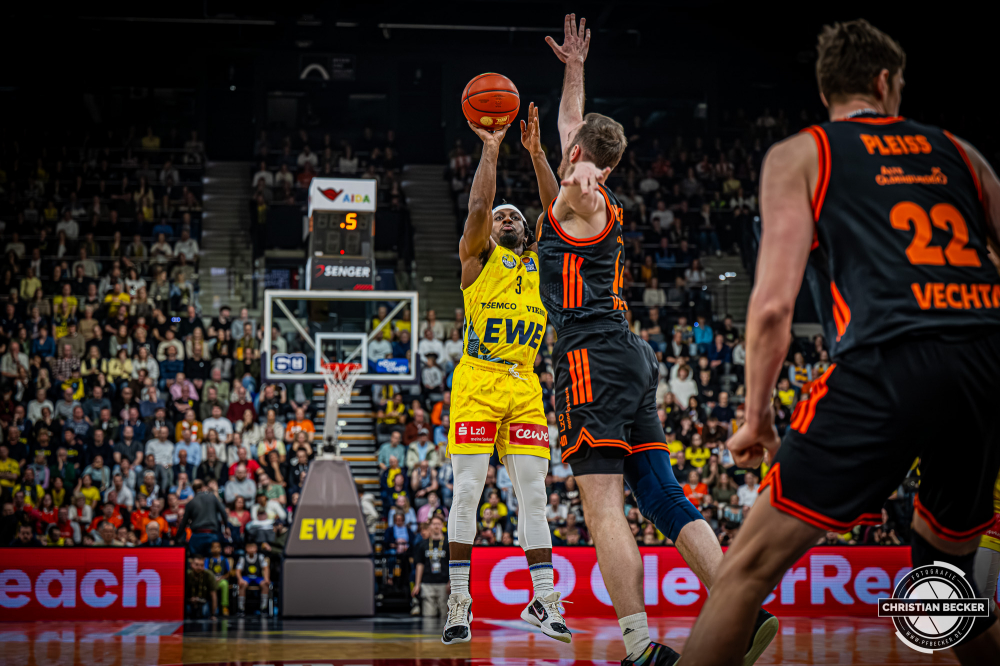 1. Basketball Bundesliga, easyCredit BBL, Saison 2025/2026, Herren, Hauptrunde, 23. Spieltag, 08.03.2026, EWE Baskets Oldenburg - RASTA Vechta
Christopher Clemons (#3 - EWE Baskets Oldenburg) beim Jumpshot
Schlüsselwörter: 08.03.2026;1. Bundesliga;23. Spieltag;BBL;Basketball;Baskets;EWE;EWE Arena;Hauptrunde;Liga;Oldenburg;RASTA;Saison 2025/2026;Vechta;easycredit