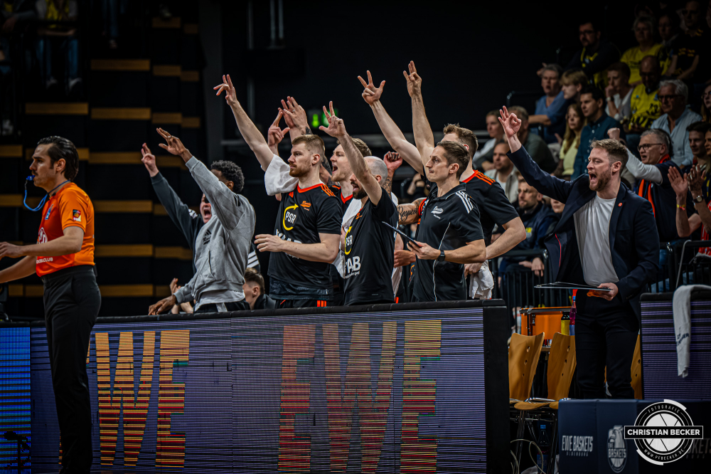 1. Basketball Bundesliga, easyCredit BBL, Saison 2025/2026, Herren, Hauptrunde, 23. Spieltag, 08.03.2026, EWE Baskets Oldenburg - RASTA Vechta
Das Team von RASTA Vechta zeigt Emotionen w&auml;hrend der Partie
Schlüsselwörter: 08.03.2026;1. Bundesliga;23. Spieltag;BBL;Basketball;Baskets;EWE;EWE Arena;Hauptrunde;Liga;Oldenburg;RASTA;Saison 2025/2026;Vechta;easycredit