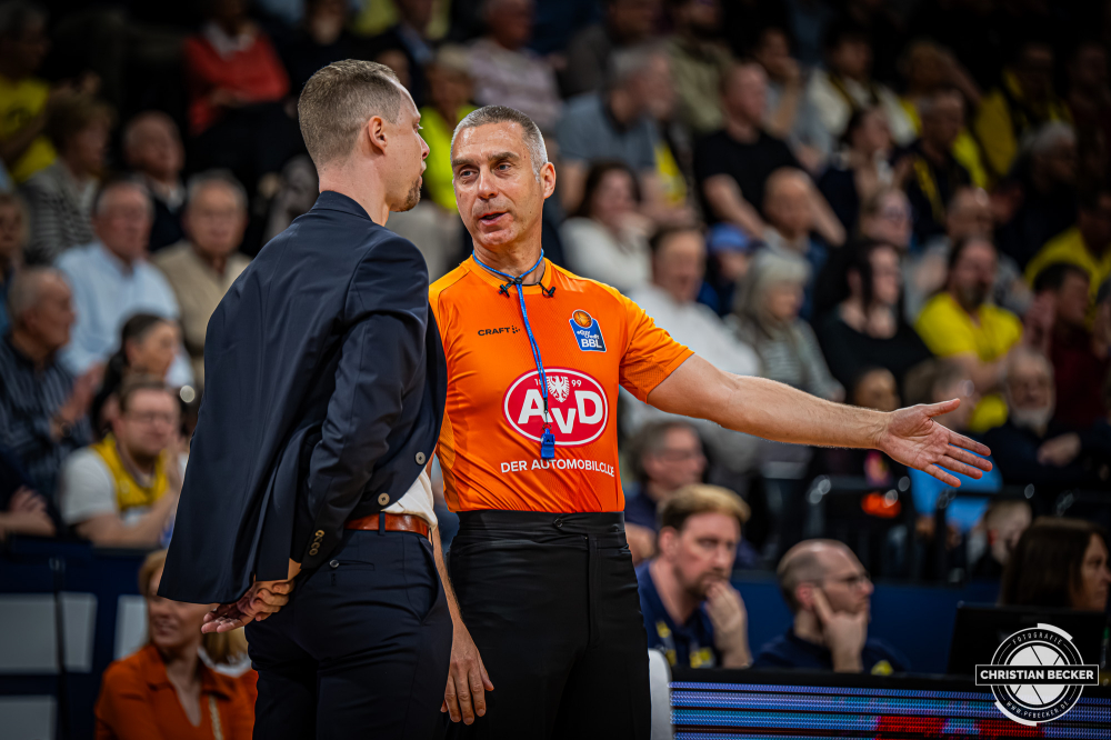 1. Basketball Bundesliga, easyCredit BBL, Saison 2025/2026, Herren, Hauptrunde, 23. Spieltag, 08.03.2026, EWE Baskets Oldenburg - RASTA Vechta
Robert Lottermoser (Schiedsrichter BBL) im Gespr&auml;ch mit Christian Held (Head-Coach - RASTA Vechta)
Schlüsselwörter: 08.03.2026;1. Bundesliga;23. Spieltag;BBL;Basketball;Baskets;EWE;EWE Arena;Hauptrunde;Liga;Oldenburg;RASTA;Saison 2025/2026;Vechta;easycredit