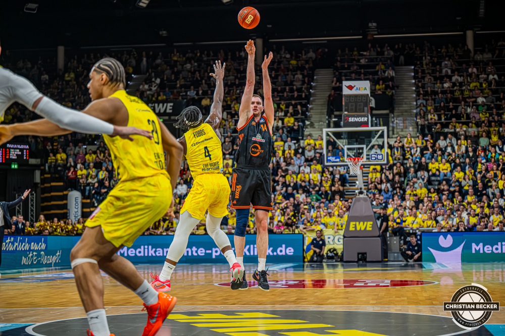 1. Basketball Bundesliga, easyCredit BBL, Saison 2025/2026, Herren, Hauptrunde, 23. Spieltag, 08.03.2026, EWE Baskets Oldenburg - RASTA Vechta
Philipp Herkenhoff (#14 - RASTA Vechta) beim Jumpshot
Schlüsselwörter: 08.03.2026;1. Bundesliga;23. Spieltag;BBL;Basketball;Baskets;EWE;EWE Arena;Hauptrunde;Liga;Oldenburg;RASTA;Saison 2025/2026;Vechta;easycredit