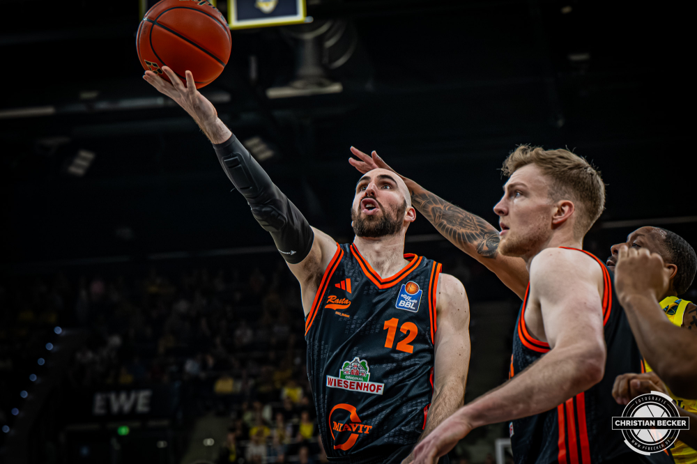 1. Basketball Bundesliga, easyCredit BBL, Saison 2025/2026, Herren, Hauptrunde, 23. Spieltag, 08.03.2026, EWE Baskets Oldenburg - RASTA Vechta
Tommy Kuhse (#12 - RASTA Vechta) beim Korbleger
Schlüsselwörter: 08.03.2026;1. Bundesliga;23. Spieltag;BBL;Basketball;Baskets;EWE;EWE Arena;Hauptrunde;Liga;Oldenburg;RASTA;Saison 2025/2026;Vechta;easycredit