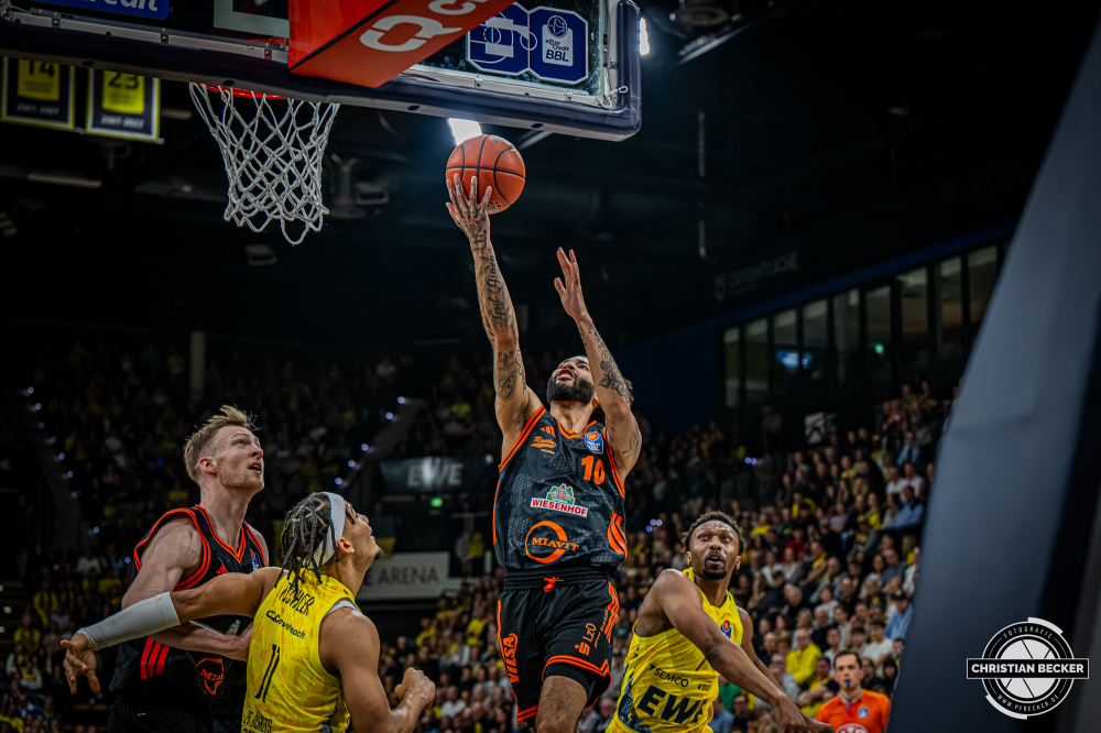 1. Basketball Bundesliga, easyCredit BBL, Saison 2025/2026, Herren, Hauptrunde, 23. Spieltag, 08.03.2026, EWE Baskets Oldenburg - RASTA Vechta
Tevin Brown (#10 - RASTA Vechta) beim Korbleger
Schlüsselwörter: 08.03.2026;1. Bundesliga;23. Spieltag;BBL;Basketball;Baskets;EWE;EWE Arena;Hauptrunde;Liga;Oldenburg;RASTA;Saison 2025/2026;Vechta;easycredit