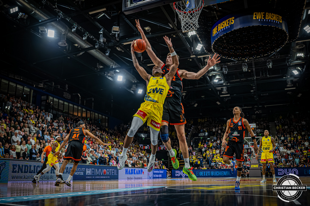 1. Basketball Bundesliga, easyCredit BBL, Saison 2025/2026, Herren, Hauptrunde, 23. Spieltag, 08.03.2026, EWE Baskets Oldenburg - RASTA Vechta
Kyle Lofton (#0 - EWE Baskets Oldenburg) beim Korbleger geblockt von Tibor Plei&szlig; (#22 - RASTA Vechta)
Schlüsselwörter: 08.03.2026;1. Bundesliga;23. Spieltag;BBL;Basketball;Baskets;EWE;EWE Arena;Hauptrunde;Liga;Oldenburg;RASTA;Saison 2025/2026;Vechta;easycredit