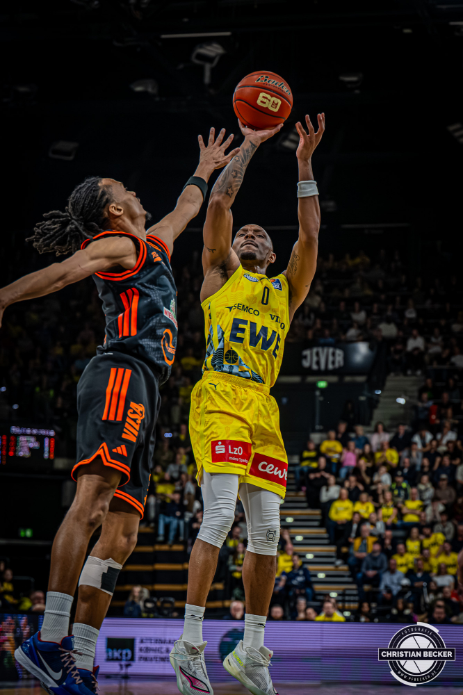 1. Basketball Bundesliga, easyCredit BBL, Saison 2025/2026, Herren, Hauptrunde, 23. Spieltag, 08.03.2026, EWE Baskets Oldenburg - RASTA Vechta
Kyle Lofton (#0 - EWE Baskets Oldenburg) beim Jumpshot
Schlüsselwörter: 08.03.2026;1. Bundesliga;23. Spieltag;BBL;Basketball;Baskets;EWE;EWE Arena;Hauptrunde;Liga;Oldenburg;RASTA;Saison 2025/2026;Vechta;easycredit