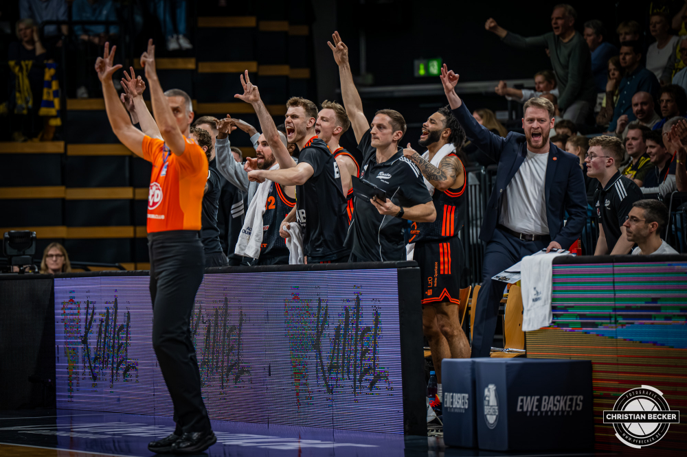 1. Basketball Bundesliga, easyCredit BBL, Saison 2025/2026, Herren, Hauptrunde, 23. Spieltag, 08.03.2026, EWE Baskets Oldenburg - RASTA Vechta
Das Team von RASTA Vechta zeigt Emotionen w&auml;hrend der Partie
Schlüsselwörter: 08.03.2026;1. Bundesliga;23. Spieltag;BBL;Basketball;Baskets;EWE;EWE Arena;Hauptrunde;Liga;Oldenburg;RASTA;Saison 2025/2026;Vechta;easycredit