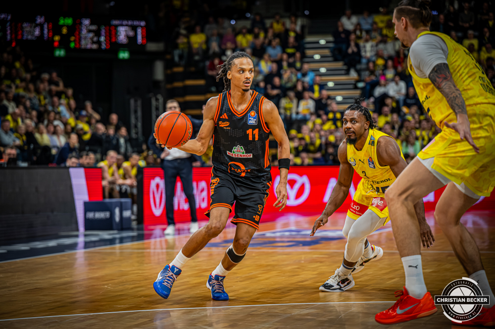 1. Basketball Bundesliga, easyCredit BBL, Saison 2025/2026, Herren, Hauptrunde, 23. Spieltag, 08.03.2026, EWE Baskets Oldenburg - RASTA Vechta
Alonzo Verge (#11 - RASTA Vechta) in Aktion
Schlüsselwörter: 08.03.2026;1. Bundesliga;23. Spieltag;BBL;Basketball;Baskets;EWE;EWE Arena;Hauptrunde;Liga;Oldenburg;RASTA;Saison 2025/2026;Vechta;easycredit