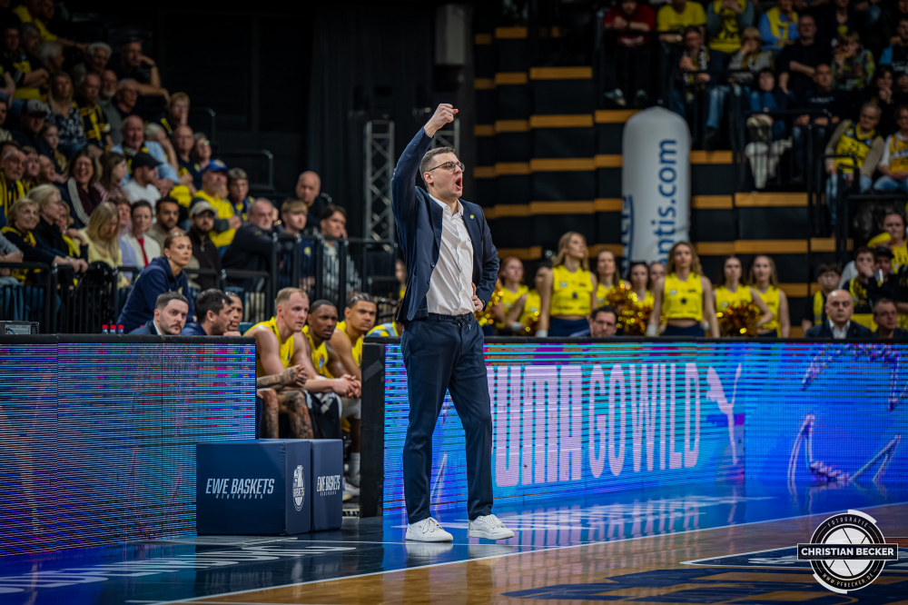 1. Basketball Bundesliga, easyCredit BBL, Saison 2025/2026, Herren, Hauptrunde, 23. Spieltag, 08.03.2026, EWE Baskets Oldenburg - RASTA Vechta
Lazar Spasic (Head-Coach - EWE Baskets Oldenburg) w&auml;hrend der Partie
Schlüsselwörter: 08.03.2026;1. Bundesliga;23. Spieltag;BBL;Basketball;Baskets;EWE;EWE Arena;Hauptrunde;Liga;Oldenburg;RASTA;Saison 2025/2026;Vechta;easycredit