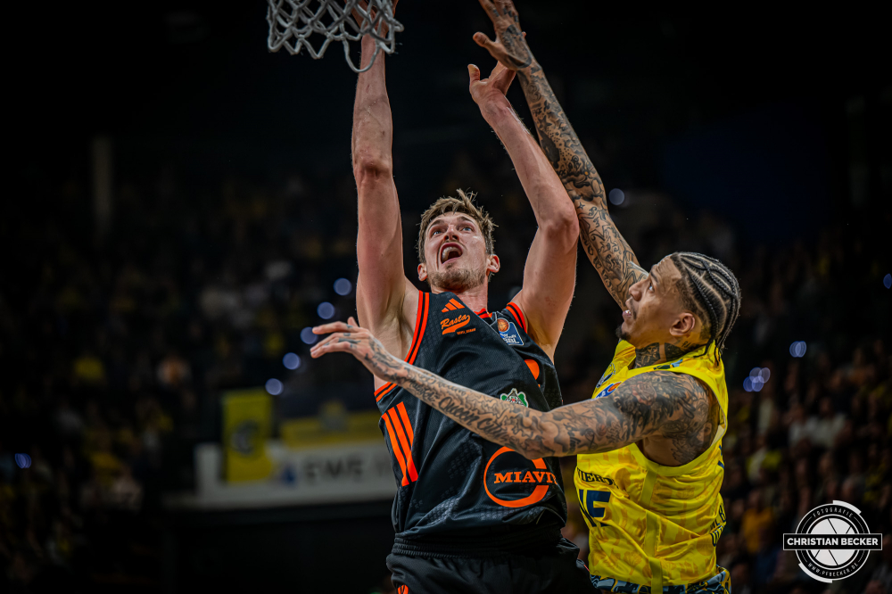 1. Basketball Bundesliga, easyCredit BBL, Saison 2025/2026, Herren, Hauptrunde, 23. Spieltag, 08.03.2026, EWE Baskets Oldenburg - RASTA Vechta
Tibor Plei&szlig; (#22 - RASTA Vechta) in Aktion gegen Michale Kyser (#12 - EWE Baskets Oldenburg)
Schlüsselwörter: 08.03.2026;1. Bundesliga;23. Spieltag;BBL;Basketball;Baskets;EWE;EWE Arena;Hauptrunde;Liga;Oldenburg;RASTA;Saison 2025/2026;Vechta;easycredit