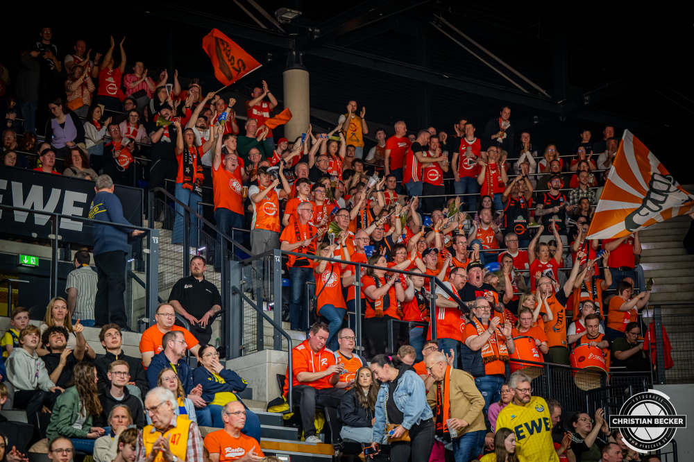 1. Basketball Bundesliga, easyCredit BBL, Saison 2025/2026, Herren, Hauptrunde, 23. Spieltag, 08.03.2026, EWE Baskets Oldenburg - RASTA Vechta
Die Fans von RASTA Vechta w&auml;hrend der Partie
Schlüsselwörter: 08.03.2026;1. Bundesliga;23. Spieltag;BBL;Basketball;Baskets;EWE;EWE Arena;Hauptrunde;Liga;Oldenburg;RASTA;Saison 2025/2026;Vechta;easycredit