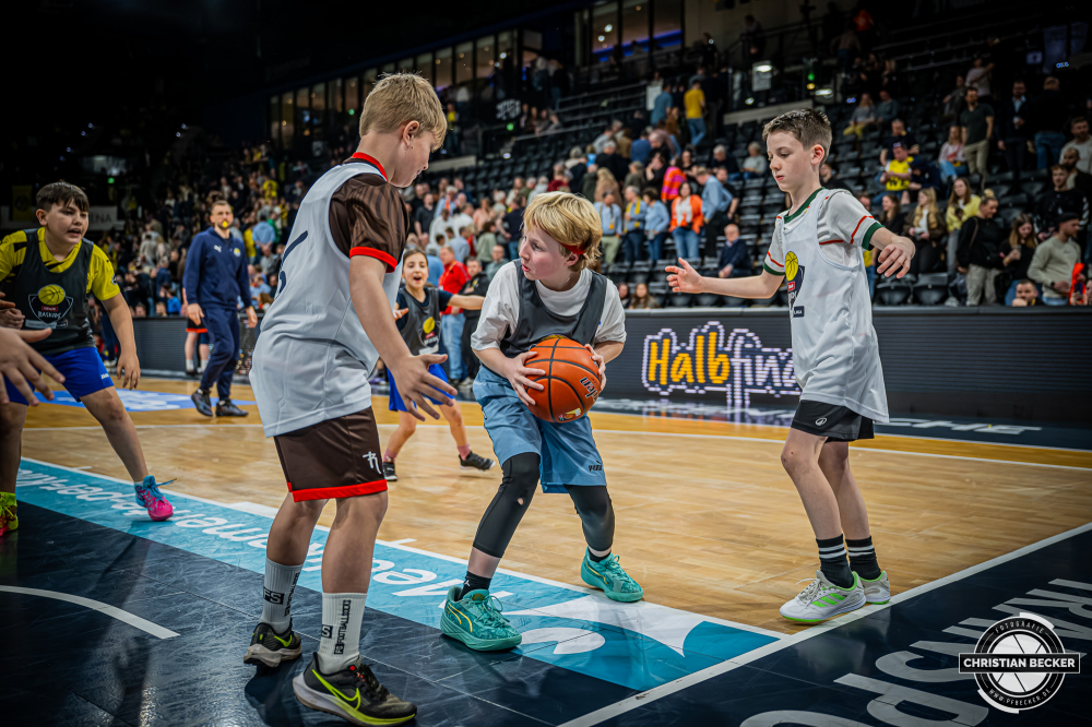 1. Basketball Bundesliga, easyCredit BBL, Saison 2025/2026, Herren, Hauptrunde, 23. Spieltag, 08.03.2026, EWE Baskets Oldenburg - RASTA Vechta
EWE Baskets Oldenburg gegen RASTA Vechta
Schlüsselwörter: 08.03.2026;1. Bundesliga;23. Spieltag;BBL;Basketball;Baskets;EWE;EWE Arena;Hauptrunde;Liga;Oldenburg;RASTA;Saison 2025/2026;Vechta;easycredit