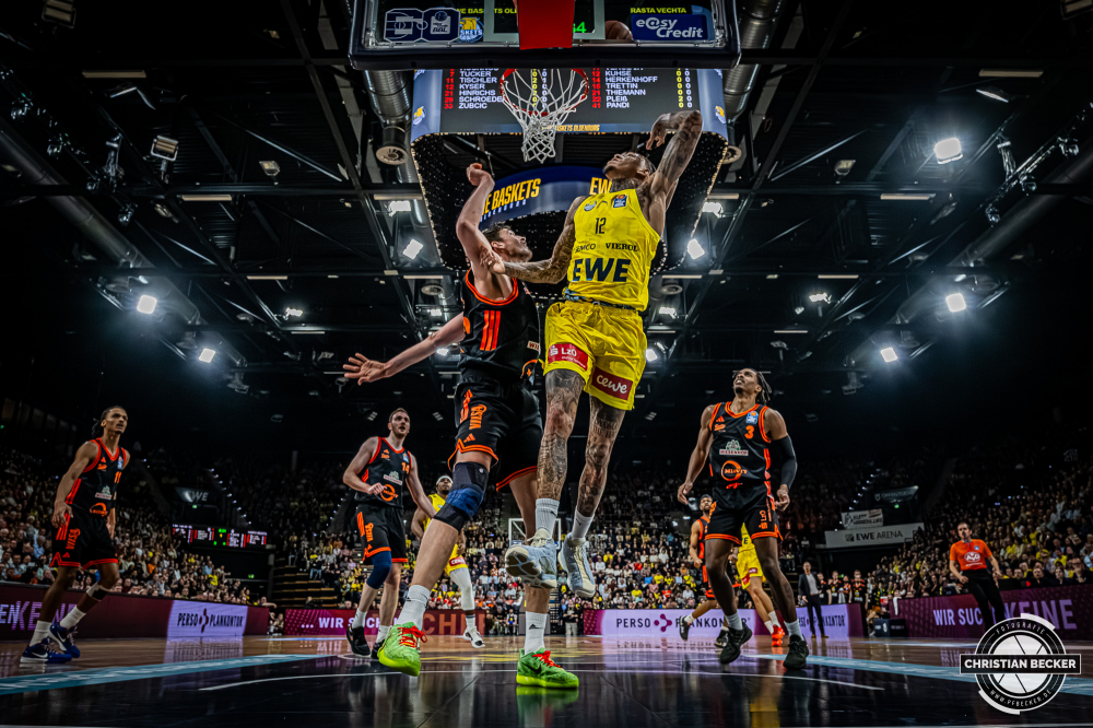1. Basketball Bundesliga, easyCredit BBL, Saison 2025/2026, Herren, Hauptrunde, 23. Spieltag, 08.03.2026, EWE Baskets Oldenburg - RASTA Vechta
Michale Kyser (#12 - EWE Baskets Oldenburg) beim Korbleger
Schlüsselwörter: 08.03.2026;1. Bundesliga;23. Spieltag;BBL;Basketball;Baskets;EWE;EWE Arena;Hauptrunde;Liga;Oldenburg;RASTA;Saison 2025/2026;Vechta;easycredit