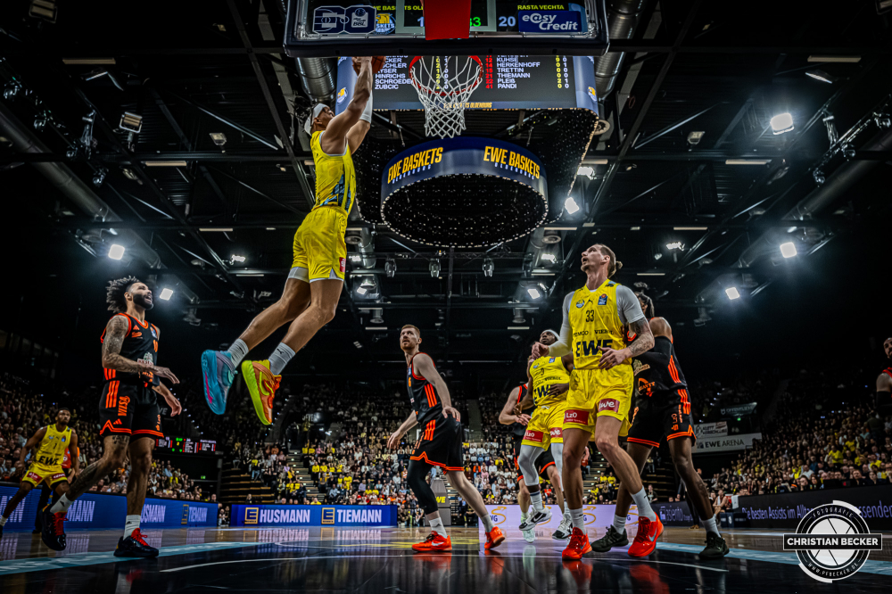 1. Basketball Bundesliga, easyCredit BBL, Saison 2025/2026, Herren, Hauptrunde, 23. Spieltag, 08.03.2026, EWE Baskets Oldenburg - RASTA Vechta
Nicholas Tischler (#11 - EWE Baskets Oldenburg) beim Dunk
Schlüsselwörter: 08.03.2026;1. Bundesliga;23. Spieltag;BBL;Basketball;Baskets;EWE;EWE Arena;Hauptrunde;Liga;Oldenburg;RASTA;Saison 2025/2026;Vechta;easycredit