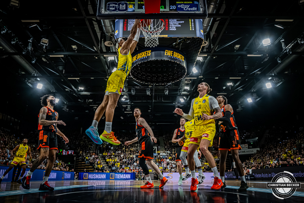 1. Basketball Bundesliga, easyCredit BBL, Saison 2025/2026, Herren, Hauptrunde, 23. Spieltag, 08.03.2026, EWE Baskets Oldenburg - RASTA Vechta
Nicholas Tischler (#11 - EWE Baskets Oldenburg) beim Dunk
Schlüsselwörter: 08.03.2026;1. Bundesliga;23. Spieltag;BBL;Basketball;Baskets;EWE;EWE Arena;Hauptrunde;Liga;Oldenburg;RASTA;Saison 2025/2026;Vechta;easycredit