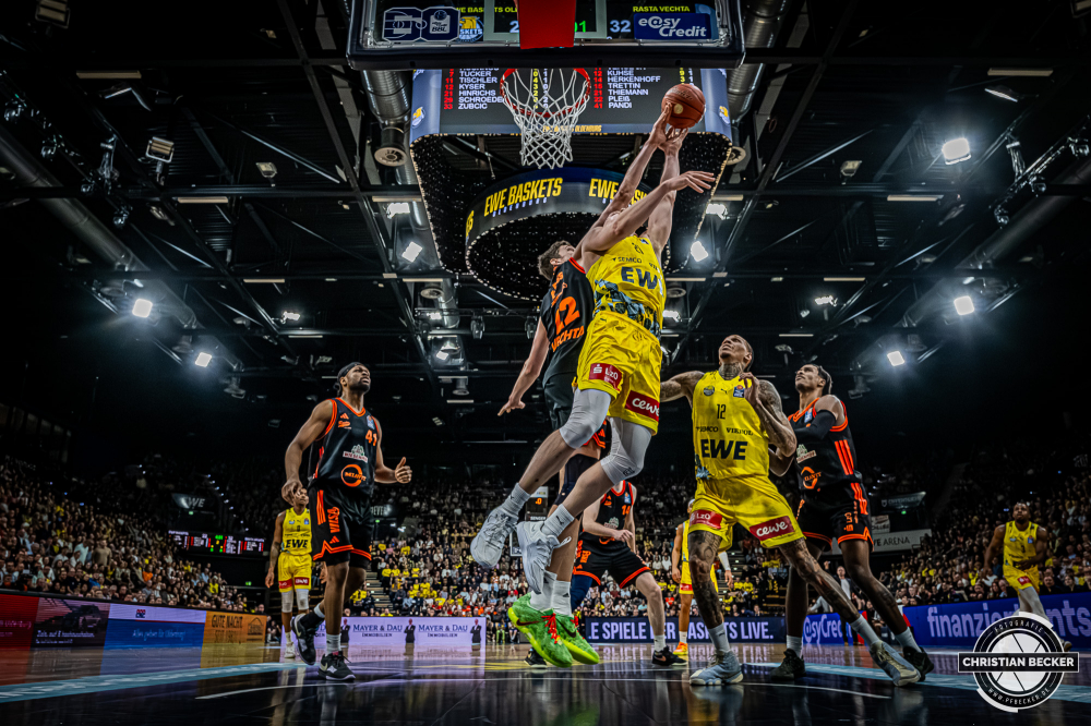 1. Basketball Bundesliga, easyCredit BBL, Saison 2025/2026, Herren, Hauptrunde, 23. Spieltag, 08.03.2026, EWE Baskets Oldenburg - RASTA Vechta
Seth Hinrichs (#21 - EWE Baskets Oldenburg) beim Korbleger geblockt von Tibor Plei&szlig; (#22 - RASTA Vechta)
Schlüsselwörter: 08.03.2026;1. Bundesliga;23. Spieltag;BBL;Basketball;Baskets;EWE;EWE Arena;Hauptrunde;Liga;Oldenburg;RASTA;Saison 2025/2026;Vechta;easycredit