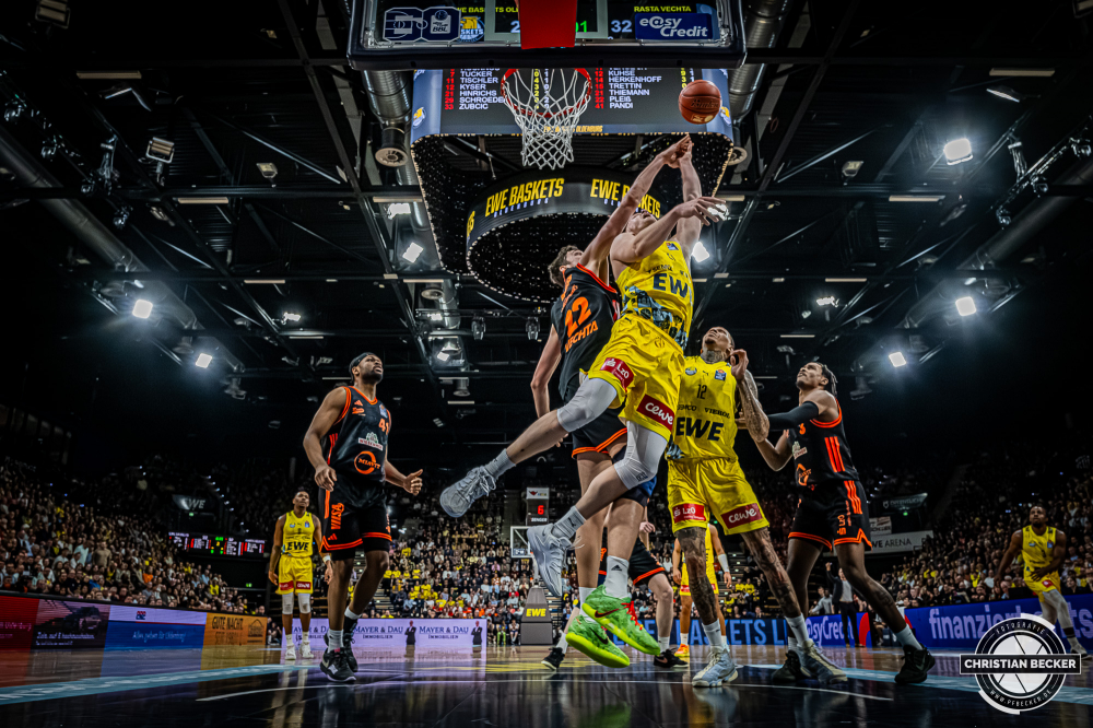 1. Basketball Bundesliga, easyCredit BBL, Saison 2025/2026, Herren, Hauptrunde, 23. Spieltag, 08.03.2026, EWE Baskets Oldenburg - RASTA Vechta
Seth Hinrichs (#21 - EWE Baskets Oldenburg) beim Korbleger geblockt von Tibor Plei&szlig; (#22 - RASTA Vechta)
Schlüsselwörter: 08.03.2026;1. Bundesliga;23. Spieltag;BBL;Basketball;Baskets;EWE;EWE Arena;Hauptrunde;Liga;Oldenburg;RASTA;Saison 2025/2026;Vechta;easycredit