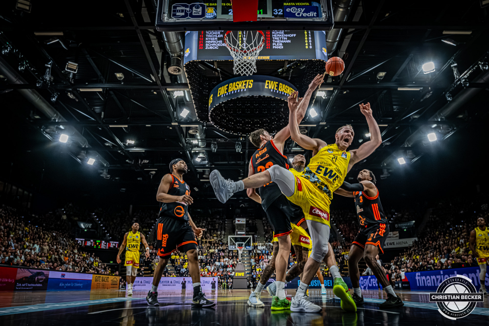 1. Basketball Bundesliga, easyCredit BBL, Saison 2025/2026, Herren, Hauptrunde, 23. Spieltag, 08.03.2026, EWE Baskets Oldenburg - RASTA Vechta
Seth Hinrichs (#21 - EWE Baskets Oldenburg) beim Korbleger geblockt von Tibor Plei&szlig; (#22 - RASTA Vechta)
Schlüsselwörter: 08.03.2026;1. Bundesliga;23. Spieltag;BBL;Basketball;Baskets;EWE;EWE Arena;Hauptrunde;Liga;Oldenburg;RASTA;Saison 2025/2026;Vechta;easycredit