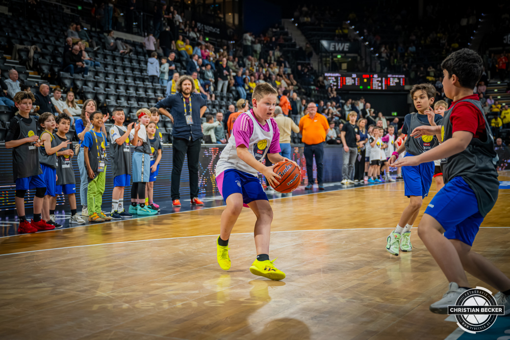 1. Basketball Bundesliga, easyCredit BBL, Saison 2025/2026, Herren, Hauptrunde, 23. Spieltag, 08.03.2026, EWE Baskets Oldenburg - RASTA Vechta
EWE Baskets Oldenburg gegen RASTA Vechta
Schlüsselwörter: 08.03.2026;1. Bundesliga;23. Spieltag;BBL;Basketball;Baskets;EWE;EWE Arena;Hauptrunde;Liga;Oldenburg;RASTA;Saison 2025/2026;Vechta;easycredit