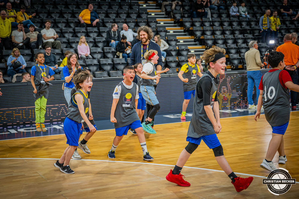 1. Basketball Bundesliga, easyCredit BBL, Saison 2025/2026, Herren, Hauptrunde, 23. Spieltag, 08.03.2026, EWE Baskets Oldenburg - RASTA Vechta
EWE Baskets Oldenburg gegen RASTA Vechta
Schlüsselwörter: 08.03.2026;1. Bundesliga;23. Spieltag;BBL;Basketball;Baskets;EWE;EWE Arena;Hauptrunde;Liga;Oldenburg;RASTA;Saison 2025/2026;Vechta;easycredit