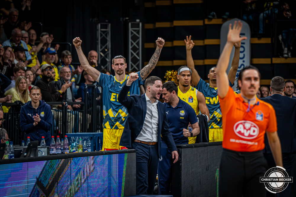 1. Basketball Bundesliga, easyCredit BBL, Saison 2025/2026, Herren, Hauptrunde, 23. Spieltag, 08.03.2026, EWE Baskets Oldenburg - RASTA Vechta
Das Team der EWE Baskets Oldenburg w&auml;hrend der Partie
Schlüsselwörter: 08.03.2026;1. Bundesliga;23. Spieltag;BBL;Basketball;Baskets;EWE;EWE Arena;Hauptrunde;Liga;Oldenburg;RASTA;Saison 2025/2026;Vechta;easycredit