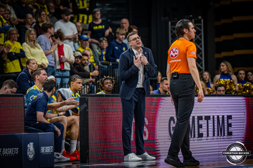 1. Basketball Bundesliga, easyCredit BBL, Saison 2025/2026, Herren, Hauptrunde, 23. Spieltag, 08.03.2026, EWE Baskets Oldenburg - RASTA Vechta
Lazar Spasic (Head-Coach - EWE Baskets Oldenburg) w&auml;hrend der Partie
Schlüsselwörter: 08.03.2026;1. Bundesliga;23. Spieltag;BBL;Basketball;Baskets;EWE;EWE Arena;Hauptrunde;Liga;Oldenburg;RASTA;Saison 2025/2026;Vechta;easycredit