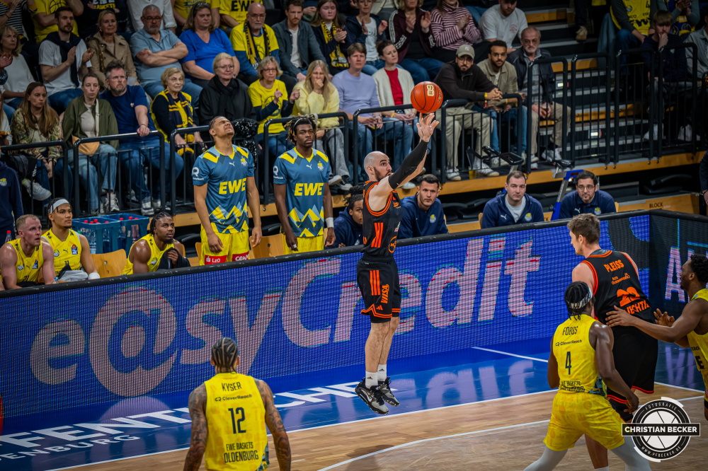1. Basketball Bundesliga, easyCredit BBL, Saison 2025/2026, Herren, Hauptrunde, 23. Spieltag, 08.03.2026, EWE Baskets Oldenburg - RASTA Vechta
Tommy Kuhse (#12 - RASTA Vechta) beim Jumpshot
Schlüsselwörter: 08.03.2026;1. Bundesliga;23. Spieltag;BBL;Basketball;Baskets;EWE;EWE Arena;Hauptrunde;Liga;Oldenburg;RASTA;Saison 2025/2026;Vechta;easycredit
