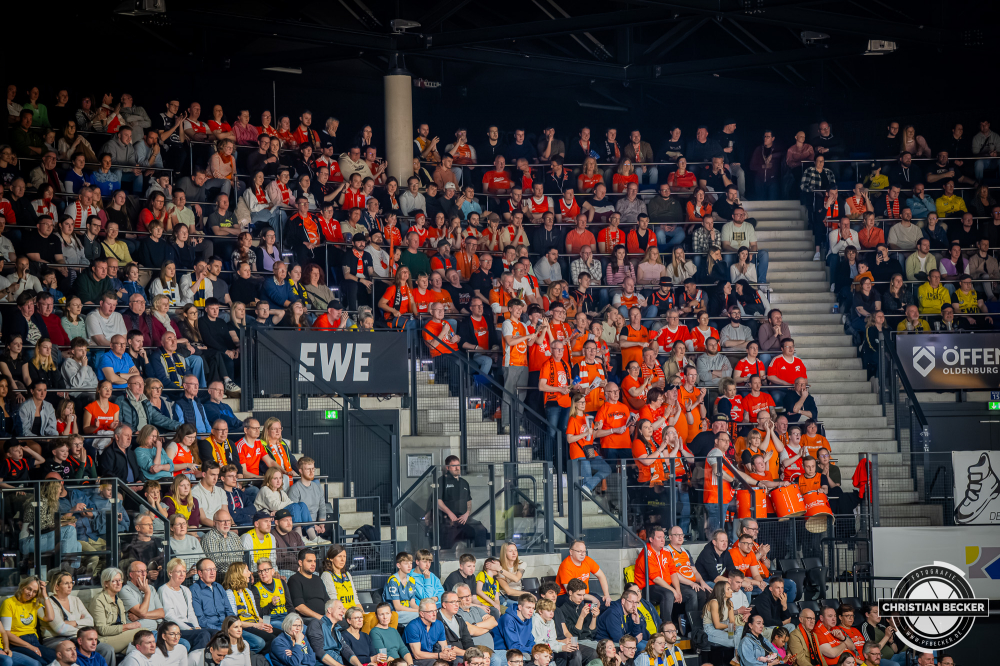 1. Basketball Bundesliga, easyCredit BBL, Saison 2025/2026, Herren, Hauptrunde, 23. Spieltag, 08.03.2026, EWE Baskets Oldenburg - RASTA Vechta
Die Fans von RASTA Vechta w&auml;hrend der Partie
Schlüsselwörter: 08.03.2026;1. Bundesliga;23. Spieltag;BBL;Basketball;Baskets;EWE;EWE Arena;Hauptrunde;Liga;Oldenburg;RASTA;Saison 2025/2026;Vechta;easycredit