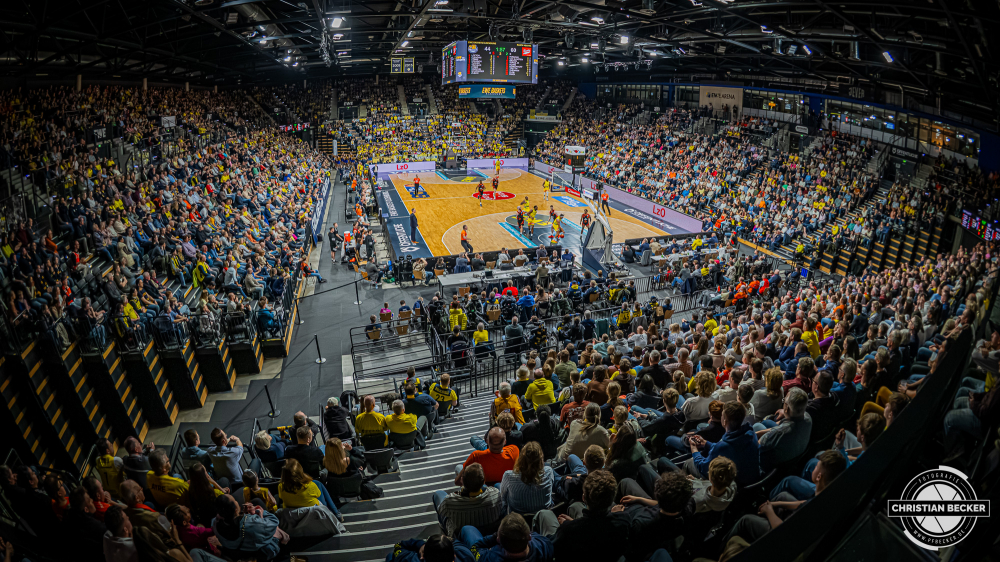 1. Basketball Bundesliga, easyCredit BBL, Saison 2025/2026, Herren, Hauptrunde, 23. Spieltag, 08.03.2026, EWE Baskets Oldenburg - RASTA Vechta
Die EWE Arena (Spielhalle - EWE Baskets Oldenburg) w&auml;hrend der Partie zwischen EWE Baskets Oldenburg und RASTA Vechta
Schlüsselwörter: 08.03.2026;1. Bundesliga;23. Spieltag;BBL;Basketball;Baskets;EWE;EWE Arena;Hauptrunde;Liga;Oldenburg;RASTA;Saison 2025/2026;Vechta;easycredit