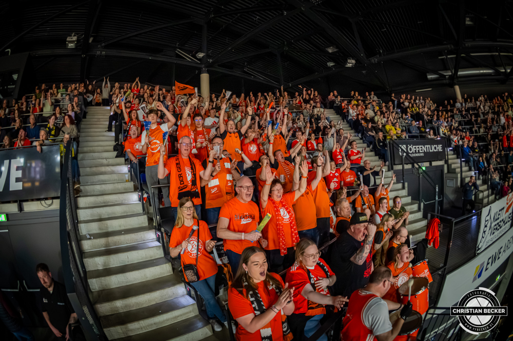 1. Basketball Bundesliga, easyCredit BBL, Saison 2025/2026, Herren, Hauptrunde, 23. Spieltag, 08.03.2026, EWE Baskets Oldenburg - RASTA Vechta
Die Fans von RASTA Vechta w&auml;hrend der Partie
Schlüsselwörter: 08.03.2026;1. Bundesliga;23. Spieltag;BBL;Basketball;Baskets;EWE;EWE Arena;Hauptrunde;Liga;Oldenburg;RASTA;Saison 2025/2026;Vechta;easycredit