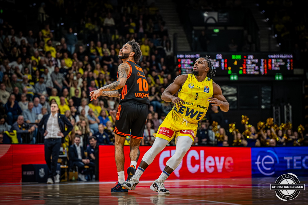 1. Basketball Bundesliga, easyCredit BBL, Saison 2025/2026, Herren, Hauptrunde, 23. Spieltag, 08.03.2026, EWE Baskets Oldenburg - RASTA Vechta
Tevin Brown (#10 - RASTA Vechta) und Christopher Clemons (#3 - EWE Baskets Oldenburg) w&auml;hrend der Partie
Schlüsselwörter: 08.03.2026;1. Bundesliga;23. Spieltag;BBL;Basketball;Baskets;EWE;EWE Arena;Hauptrunde;Liga;Oldenburg;RASTA;Saison 2025/2026;Vechta;easycredit