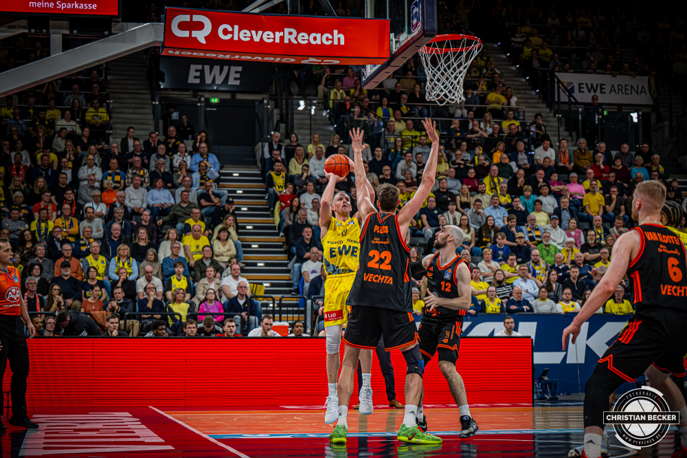 1. Basketball Bundesliga, easyCredit BBL, Saison 2025/2026, Herren, Hauptrunde, 23. Spieltag, 08.03.2026, EWE Baskets Oldenburg - RASTA Vechta
Seth Hinrichs (#21 - EWE Baskets Oldenburg) beim Jumpshot
Schlüsselwörter: 08.03.2026;1. Bundesliga;23. Spieltag;BBL;Basketball;Baskets;EWE;EWE Arena;Hauptrunde;Liga;Oldenburg;RASTA;Saison 2025/2026;Vechta;easycredit