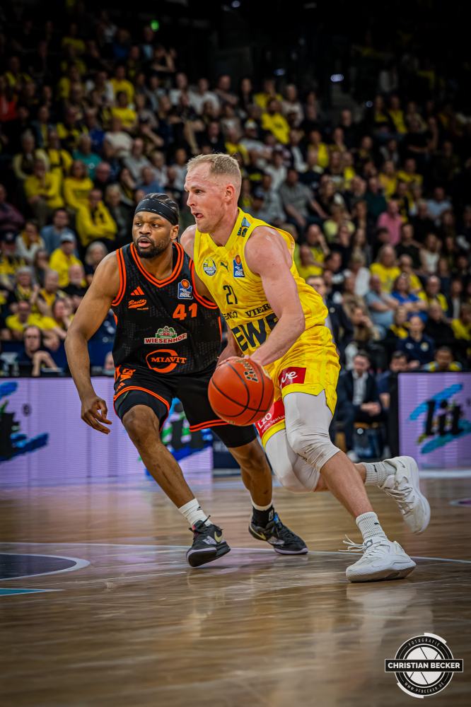 1. Basketball Bundesliga, easyCredit BBL, Saison 2025/2026, Herren, Hauptrunde, 23. Spieltag, 08.03.2026, EWE Baskets Oldenburg - RASTA Vechta
Seth Hinrichs (#21 - EWE Baskets Oldenburg) in Aktion
Schlüsselwörter: 08.03.2026;1. Bundesliga;23. Spieltag;BBL;Basketball;Baskets;EWE;EWE Arena;Hauptrunde;Liga;Oldenburg;RASTA;Saison 2025/2026;Vechta;easycredit