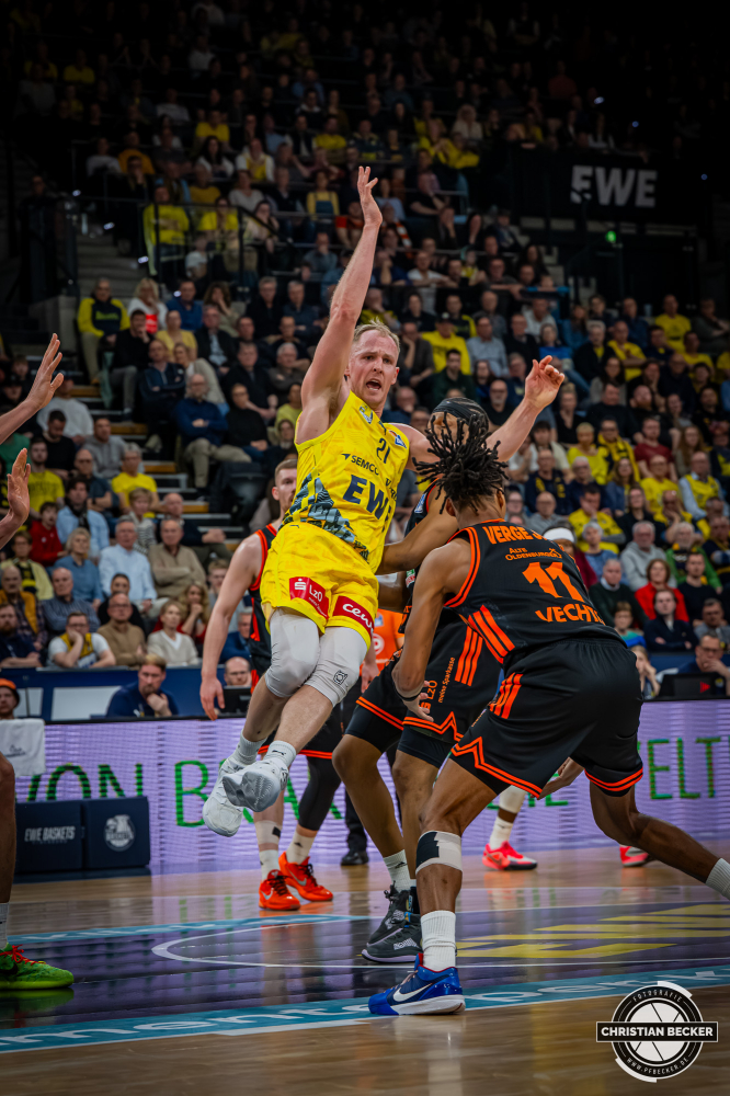 1. Basketball Bundesliga, easyCredit BBL, Saison 2025/2026, Herren, Hauptrunde, 23. Spieltag, 08.03.2026, EWE Baskets Oldenburg - RASTA Vechta
Seth Hinrichs (#21 - EWE Baskets Oldenburg) in Aktion
Schlüsselwörter: 08.03.2026;1. Bundesliga;23. Spieltag;BBL;Basketball;Baskets;EWE;EWE Arena;Hauptrunde;Liga;Oldenburg;RASTA;Saison 2025/2026;Vechta;easycredit