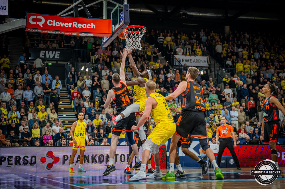 1. Basketball Bundesliga, easyCredit BBL, Saison 2025/2026, Herren, Hauptrunde, 23. Spieltag, 08.03.2026, EWE Baskets Oldenburg - RASTA Vechta
Brian Fobbs (#4 - EWE Baskets Oldenburg) beim Korbleger
Schlüsselwörter: 08.03.2026;1. Bundesliga;23. Spieltag;BBL;Basketball;Baskets;EWE;EWE Arena;Hauptrunde;Liga;Oldenburg;RASTA;Saison 2025/2026;Vechta;easycredit
