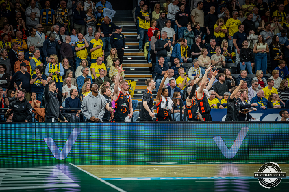 1. Basketball Bundesliga, easyCredit BBL, Saison 2025/2026, Herren, Hauptrunde, 23. Spieltag, 08.03.2026, EWE Baskets Oldenburg - RASTA Vechta
Das Team von RASTA Vechta zeigt Emotionen w&auml;hrend der Partie
Schlüsselwörter: 08.03.2026;1. Bundesliga;23. Spieltag;BBL;Basketball;Baskets;EWE;EWE Arena;Hauptrunde;Liga;Oldenburg;RASTA;Saison 2025/2026;Vechta;easycredit