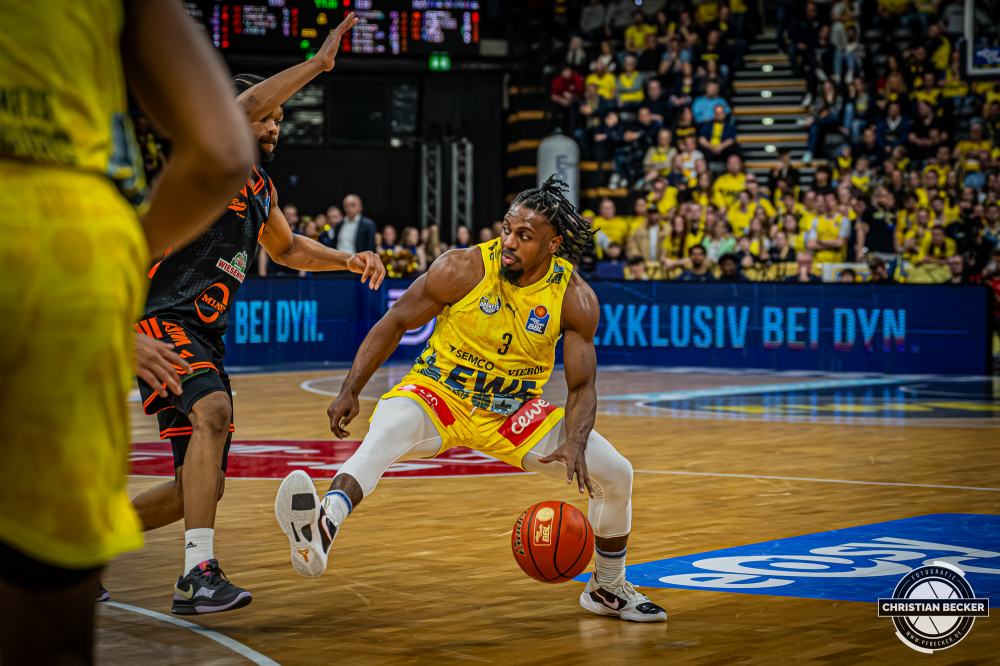 1. Basketball Bundesliga, easyCredit BBL, Saison 2025/2026, Herren, Hauptrunde, 23. Spieltag, 08.03.2026, EWE Baskets Oldenburg - RASTA Vechta
Christopher Clemons (#3 - EWE Baskets Oldenburg) in Aktion
Schlüsselwörter: 08.03.2026;1. Bundesliga;23. Spieltag;BBL;Basketball;Baskets;EWE;EWE Arena;Hauptrunde;Liga;Oldenburg;RASTA;Saison 2025/2026;Vechta;easycredit