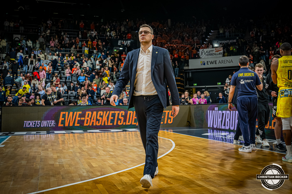 1. Basketball Bundesliga, easyCredit BBL, Saison 2025/2026, Herren, Hauptrunde, 23. Spieltag, 08.03.2026, EWE Baskets Oldenburg - RASTA Vechta
Lazar Spasic (Head-Coach - EWE Baskets Oldenburg) nach der Partie
Schlüsselwörter: 08.03.2026;1. Bundesliga;23. Spieltag;BBL;Basketball;Baskets;EWE;EWE Arena;Hauptrunde;Liga;Oldenburg;RASTA;Saison 2025/2026;Vechta;easycredit