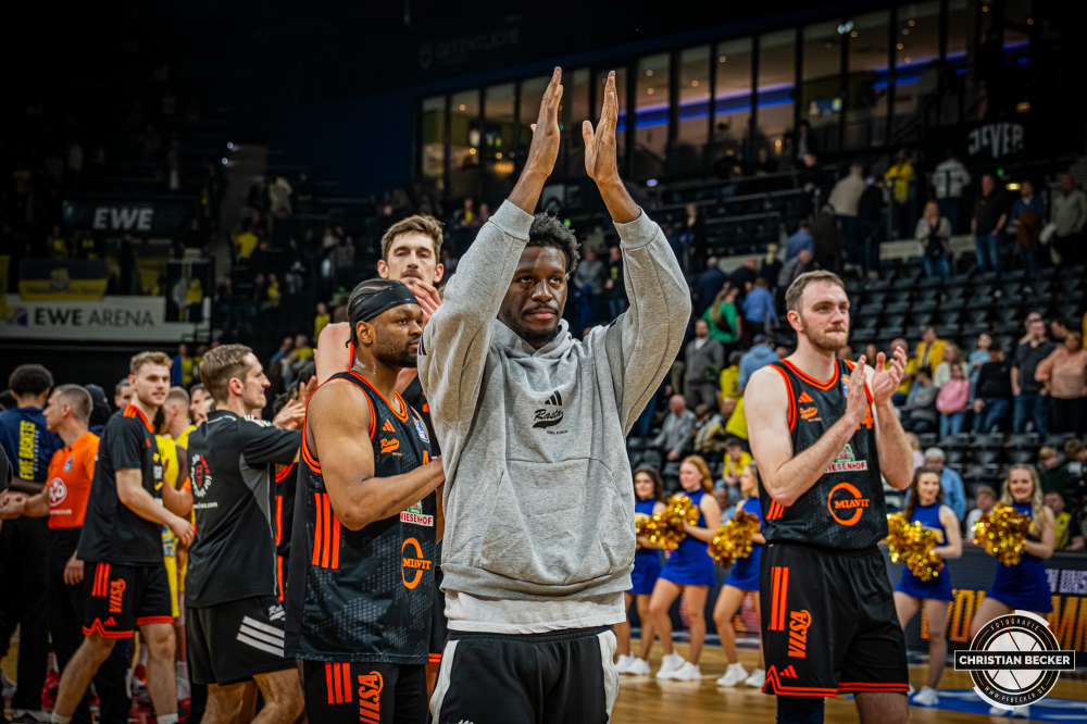 1. Basketball Bundesliga, easyCredit BBL, Saison 2025/2026, Herren, Hauptrunde, 23. Spieltag, 08.03.2026, EWE Baskets Oldenburg - RASTA Vechta
TJ Bamba (#5 - RASTA Vechta) nach der Partie
Schlüsselwörter: 08.03.2026;1. Bundesliga;23. Spieltag;BBL;Basketball;Baskets;EWE;EWE Arena;Hauptrunde;Liga;Oldenburg;RASTA;Saison 2025/2026;Vechta;easycredit