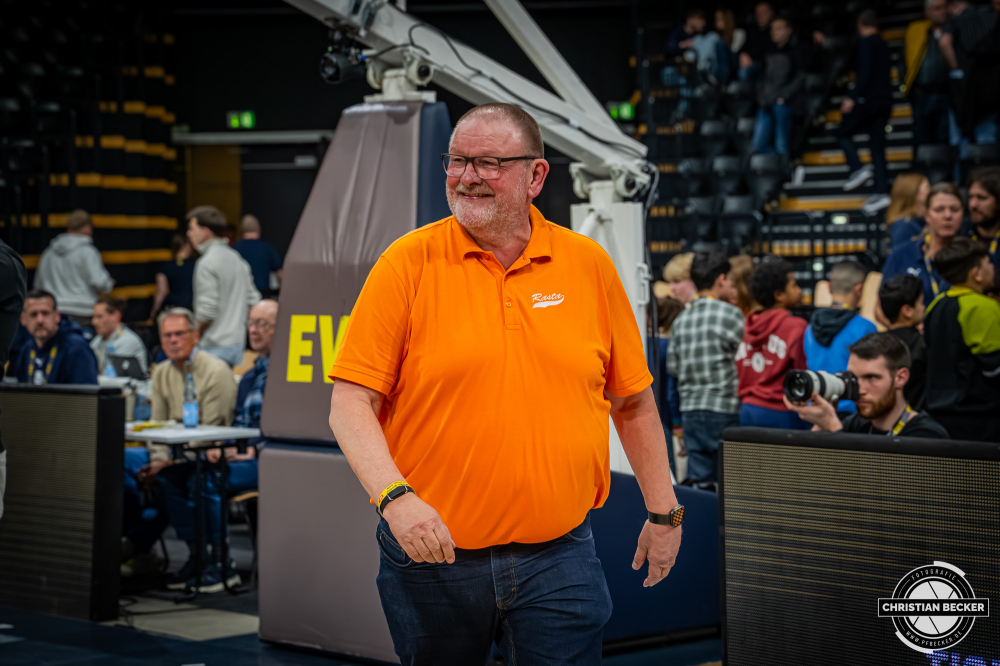 1. Basketball Bundesliga, easyCredit BBL, Saison 2025/2026, Herren, Hauptrunde, 23. Spieltag, 08.03.2026, EWE Baskets Oldenburg - RASTA Vechta
Stefan Niemeyer (Gesch&auml;ftsf&uuml;hrender Gesellschafter - RASTA Vechta) nach der Partie
Schlüsselwörter: 08.03.2026;1. Bundesliga;23. Spieltag;BBL;Basketball;Baskets;EWE;EWE Arena;Hauptrunde;Liga;Oldenburg;RASTA;Saison 2025/2026;Vechta;easycredit