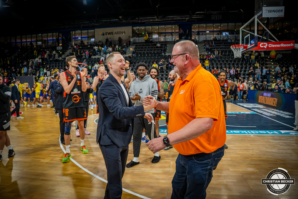 1. Basketball Bundesliga, easyCredit BBL, Saison 2025/2026, Herren, Hauptrunde, 23. Spieltag, 08.03.2026, EWE Baskets Oldenburg - RASTA Vechta
Christian Held (Head-Coach - RASTA Vechta) und Stefan Niemeyer (Gesch&auml;ftsf&uuml;hrender Gesellschafter - RASTA Vechta) nach der Partie
Schlüsselwörter: 08.03.2026;1. Bundesliga;23. Spieltag;BBL;Basketball;Baskets;EWE;EWE Arena;Hauptrunde;Liga;Oldenburg;RASTA;Saison 2025/2026;Vechta;easycredit