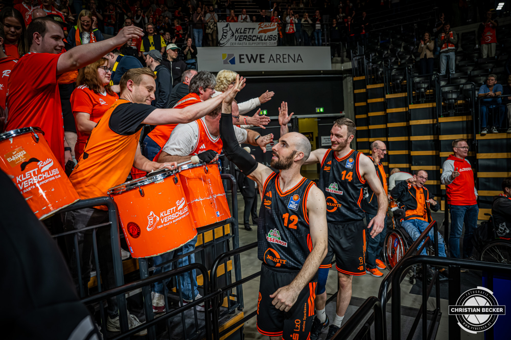 1. Basketball Bundesliga, easyCredit BBL, Saison 2025/2026, Herren, Hauptrunde, 23. Spieltag, 08.03.2026, EWE Baskets Oldenburg - RASTA Vechta
Das Team von RASTA Vechta und derren Fans nach der Partie
Schlüsselwörter: 08.03.2026;1. Bundesliga;23. Spieltag;BBL;Basketball;Baskets;EWE;EWE Arena;Hauptrunde;Liga;Oldenburg;RASTA;Saison 2025/2026;Vechta;easycredit