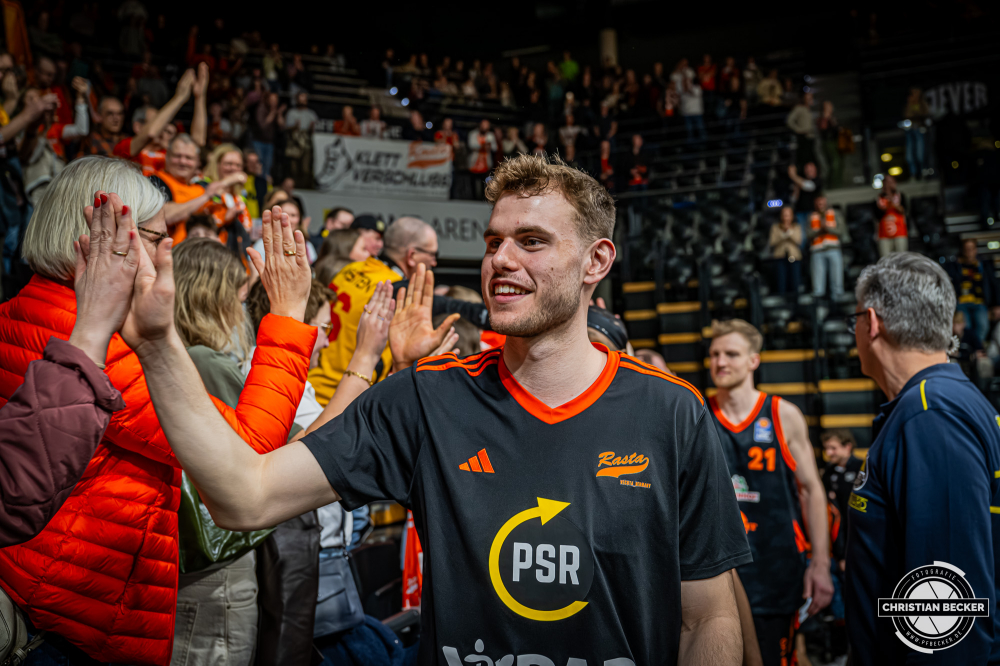 1. Basketball Bundesliga, easyCredit BBL, Saison 2025/2026, Herren, Hauptrunde, 23. Spieltag, 08.03.2026, EWE Baskets Oldenburg - RASTA Vechta
Linus Trettin (#15 - RASTA Vechta) nach der Partie
Schlüsselwörter: 08.03.2026;1. Bundesliga;23. Spieltag;BBL;Basketball;Baskets;EWE;EWE Arena;Hauptrunde;Liga;Oldenburg;RASTA;Saison 2025/2026;Vechta;easycredit