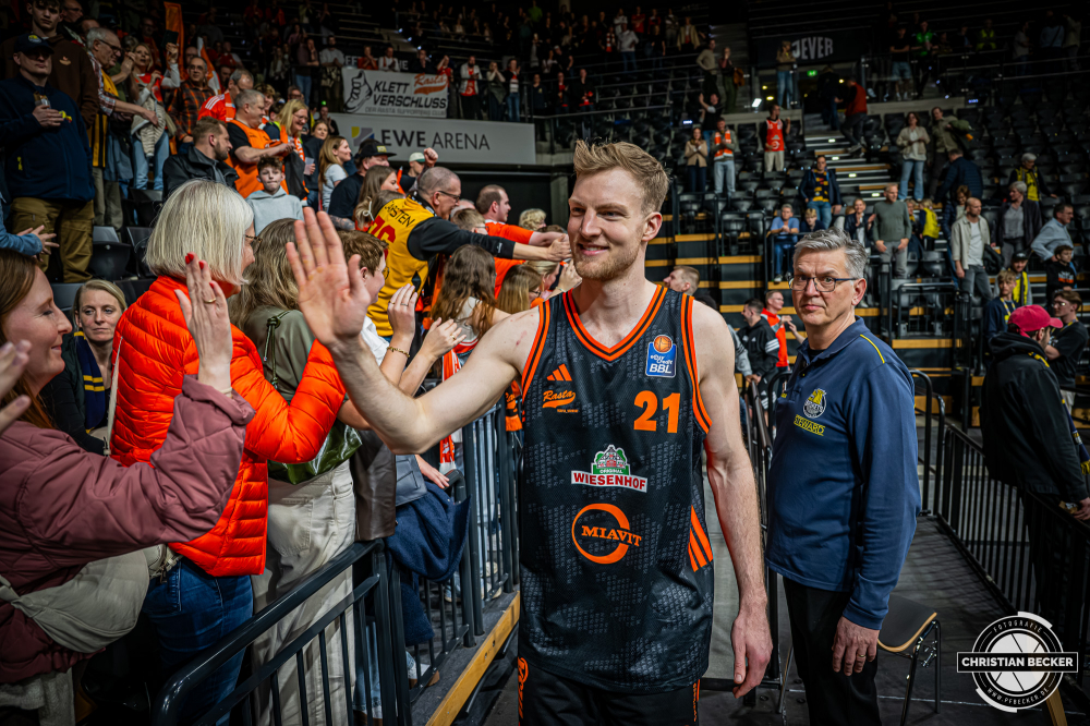 1. Basketball Bundesliga, easyCredit BBL, Saison 2025/2026, Herren, Hauptrunde, 23. Spieltag, 08.03.2026, EWE Baskets Oldenburg - RASTA Vechta
Lars Thiemann (#21 - RASTA Vechta) nach der Partie
Schlüsselwörter: 08.03.2026;1. Bundesliga;23. Spieltag;BBL;Basketball;Baskets;EWE;EWE Arena;Hauptrunde;Liga;Oldenburg;RASTA;Saison 2025/2026;Vechta;easycredit