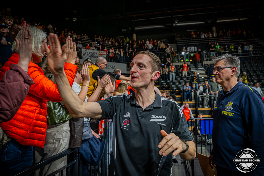 1. Basketball Bundesliga, easyCredit BBL, Saison 2025/2026, Herren, Hauptrunde, 23. Spieltag, 08.03.2026, EWE Baskets Oldenburg - RASTA Vechta
Domenik Theodorou (Athletic Coach - RASTA Vechta) nach der Partie
Schlüsselwörter: 08.03.2026;1. Bundesliga;23. Spieltag;BBL;Basketball;Baskets;EWE;EWE Arena;Hauptrunde;Liga;Oldenburg;RASTA;Saison 2025/2026;Vechta;easycredit